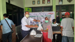 PT Megasurya Bagikan Bingkisan Produk ke Warga Dua Desa