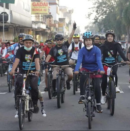 Populerkan Bulan Bung Karno di Bumi Mojopahit, Ning Ita Ajak Ratusan Pecinta Sepeda Kunjungi Temporary Museum Rumah Rakyat