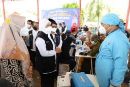PPKM Diperpanjang Satu Bulan, Khofifah Percepat Vaksinasi Dosis 2 dan Booster