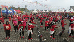 Puluhan Ibu-Ibu Asyik Senam Aerobik di Panggung Akbar Pesta Kuliner Kota Mojokerto