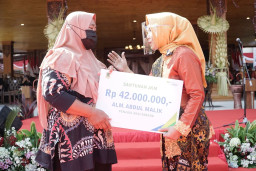 Istri Penjual Nasi Goreng Terharu Terima JKM BPJamsostek dari Wali Kota Mojokerto