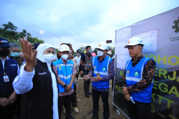 Gubernur Jatim Khofifah Indar Parawansa Cek Pembangunan SKTT 150 KV di Jembatan Suramadu