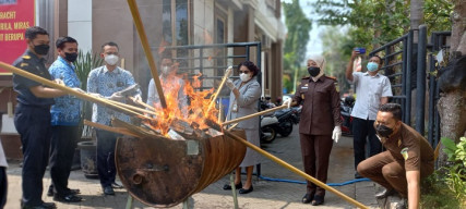Kejari Lamongan Musnahkan BB dari Berbagai Tindak Pidana Kejahatan