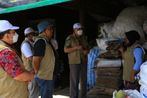 Berhasil Gerakkan Ekonomi Warga, Komisaris PLN Tinjau Bank Sampah Binaan PLN di Pesisir Surabaya