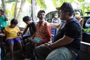 Mas Dhito Berikan Bantuan untuk Mbah Trimo, Lansia Penjual Balon Karakter