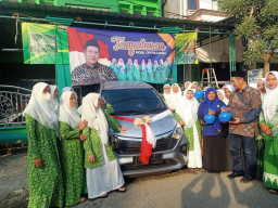 Terus Menebar Kemanfaatan, Gus Iwan Bantu Mobil Operasional Fatayat Laren