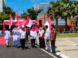 Mendagri Turut Serta Dalam Gerakan Pembagian 10 Juta Bendera