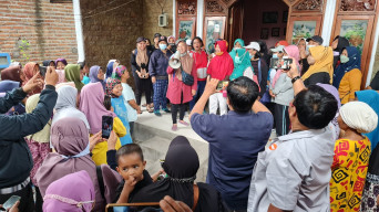 Emak-emak Pedagang Pasar dan Petani Se Jatim Geruduk Rumah Moeldoko di Kediri Dukung Maju Pilpres