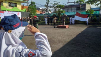 Ajak Veteran dan Pejuang Ekonomi, Warga Kutisari Selatan Gelar Upacara Kemerdekaan RI