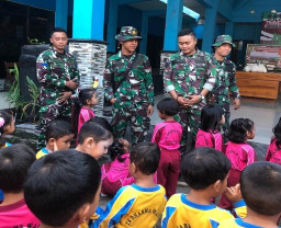 Satgas TMMD Bersama Anak-anak Ikut Meriahkan HUT Kemerdekaan RI ke 77 Tahun 2022