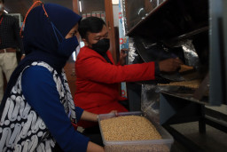 Ciptakan Mesin Pengaduk Ragi dan Kedelai, Dua Mahasiswa Untag Surabaya Bantu UMKM Nganjuk Hasilkan Tempe Berkualitas