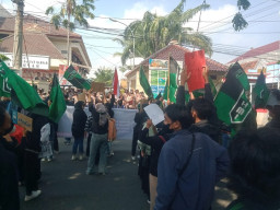 Tolak Kenaikan BBM, Puluhan Mahasiswa Lamongan Turun Jalan