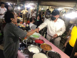 Tinjau Pasar Tambakrejo Surabaya, Bambang Haryo Serukan Ibu Rumah Tangga Hidupkan Ekonomi Kerakyatan