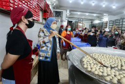 Sambangi UMKM Bo Liem Kota Mojokerto, Gubernur Jatim Goreng Ratusan Onde-Onde
