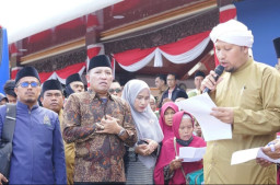Bupati H. Slamet Junaidi Umrohkan Puluhan Wong Cilik