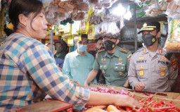 Pastikan Harga dan Stok Sembako Aman, Kapolres Jember dan Dandim 0824 Sidak Pasar