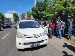 Pengemudi Tewas Terjebak Asap yang Mengepul dalam Mobilnya