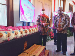 Kendalikan Inflasi Akibat BBM Naik, Pemprov Jatim Salurkan Bantuan CSR 30 Ton Gula Kepada Masyarakat