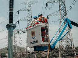 Jelang KTT G20, PLN Lakukan Cleaning Insulator Pada Sistem 500 kV di PLTU Paiton