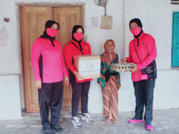 Baca juga : Bhayangkari Ranting Polsek Kanigoro Beri Bansos Kepada Masyarakat