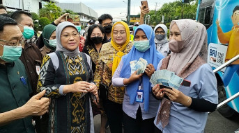 Menaker Ida Fauziah Serahkan BSU ke Ribuan Karyawan Maspion Group