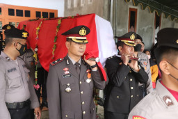 Kapolres Trenggalek Dan Tulungagung Pimpin Upacara Pemakaman Anggotanya yang  Gugur Akibat Kerusuhan Di Stadion Kanjuruhan