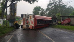 Truk Tangki Pertamina Terguling, Diduga Karena Sopir Mengantuk
