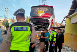 Diduga Sopir Mengantuk, Bus Malam Seruduk 4 Rumah di Lamongan