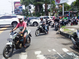 Ada Kabel Melintang, Jalan Ngagel Macet