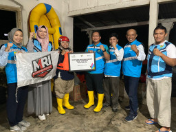 PLN Peduli Serahkan 1500 Paket Sembako Untuk Korban Banjir di Jawa Timur