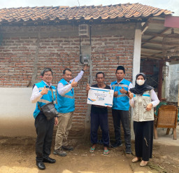 Peringati HLN ke 77, Pegawai PLN Gotong Royong Bantu Biaya Sambung Listrik Gratis ke 3607 Keluarga Prasejahtera