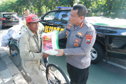 Peringati HUT Humas Polri ke 71, Bidhumas Polda Jatim Bagikan 100 Paket Sembako