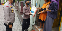 Polres Pelabuhan Tanjung Perak Salurkan Bantuan Beras Kepada Warga