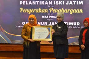 Gubernur Khofifah Terima Penghargaan Inisiator Komunikasi Digital Pertama di Indonesia