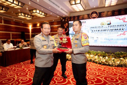 Juara Lomba Video HUT Humas Polri Ke-71, Polres Bojonegoro Terima Penghargaan dan Trophy