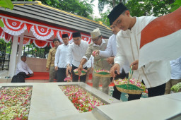 Kenang Jasa Pahlawan, DPC Gerindra Surabaya Gelar Ziarah di Makam Bung Tomo