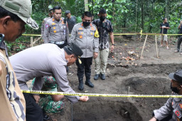 Team Jihandak Brimob Polda Jatim  Evakuasi 26 Granat di Blitar