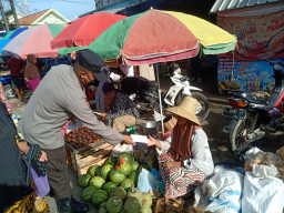 Cegah Varian Baru Virus Corona, Petugas Sisir Pedagang Pasar Polowijo Omben