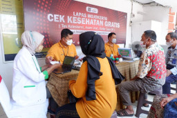 Cek Kesehatan Gratis, Puluhan Pengunjung Lapas Memeriksakan Diri Usai Jenguk Keluarga