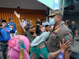 Lapak Dibongkar Satpol PP, Ratusan PKL Pasar Larangan Tuntut Keadilan ke DPRD Sidoarjo