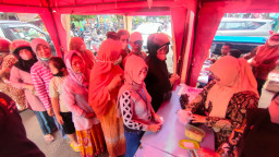 Jual Harga Miring, Telur dan Ayam Potong Operasi Pasar Murah Pemkot Mojokerto Ludes Diserbu Pembeli