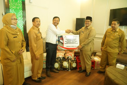 SKK Migas-PHE WMO Serahkan Bantuan Sembako untuk Korban Banjir di Bangkalan