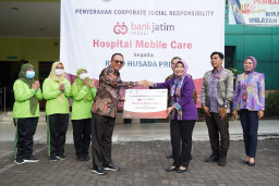 Bantu RSUD Husada Prima Surabaya, Bank Jatim  Serahkan Mobil Hospital Mobile Care