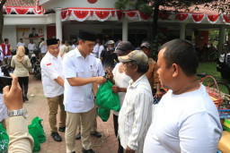Rayakan HUT ke 15, Puluhan Anggota DPC Gerindra Surabaya Bagikan Sembako ke Warga Tanjung Perak