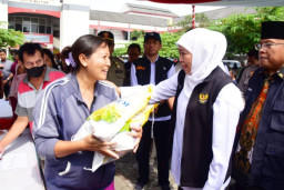 Khofifah Pastikan Stok Beras di Jatim Aman Hingga Lebaran