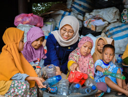 Peringati Hari Sampah Nasional, PLN Ajak Siswa Susur Sungai Bersihkan Sampah