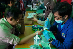 Gandeng PMI Surabaya, Rumah Aspirasi Indah Kurnia Dipadati Warga Pendonor Darah