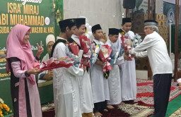 DKM Al Haq Peringati Isra Mi'raj, KH Ali Misbahul Munir Beri Tauziah Kita, Keluarga dan Shalat