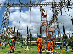 Dukung Gerak Roda Ekonomi di Pesisir Utara Jatim, PLN Gelar Pemeliharaan Peralatan Transmisi di Gardu Induk Kerek