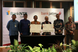 Perkuat Layanan Syariah, Bank Jatim Tandatangani Perjanjian Kerja Sama Dengan Bank NTB Syariah